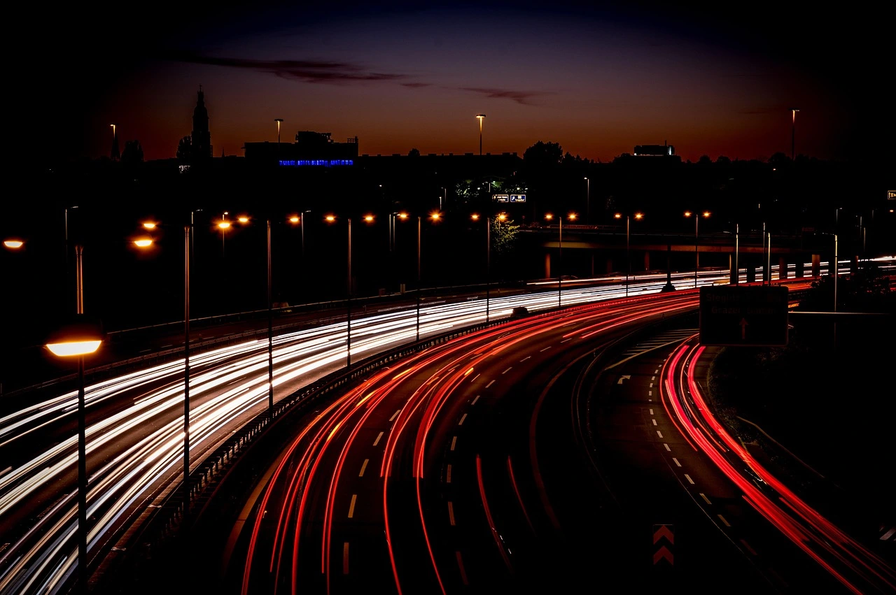 An image of a motorway. The camera has a long exposer time so you not see the cars, only the lights.